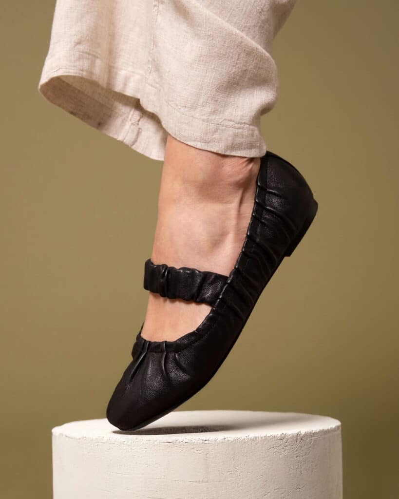 ballerine en cuir noir