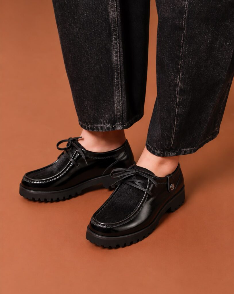 Chaussures crantées à poil poney noir